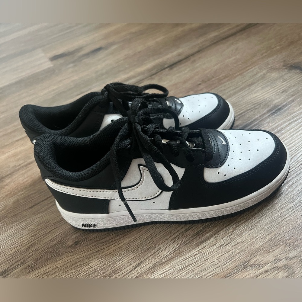 Nike Air Force 1 Low 07’ LV8 White Swoosh Panda DV1623-001 Kids Shoes Size 3Y